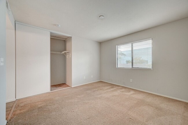 Building Photo - Beautifully remodeled ground-floor, 2 bed 2 bath condo
