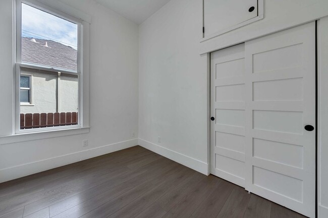 Building Photo - Fully Updated 2BR/2BA Victorian with Priva...