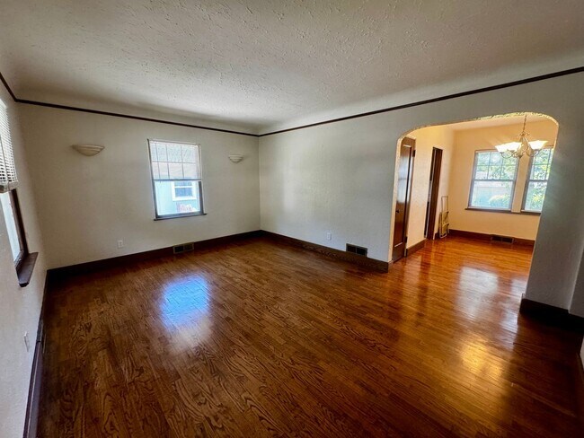 Building Photo - 618 N Foote Ave