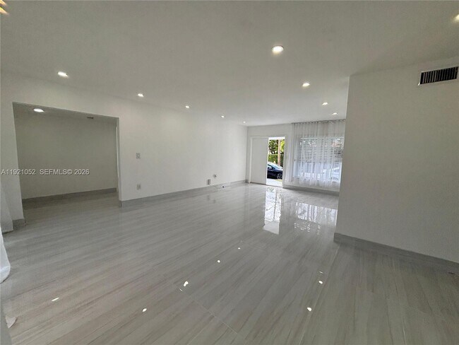 Building Photo - 725 91st St