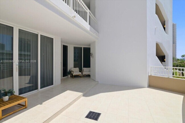 Building Photo - 801 Brickell Key Blvd