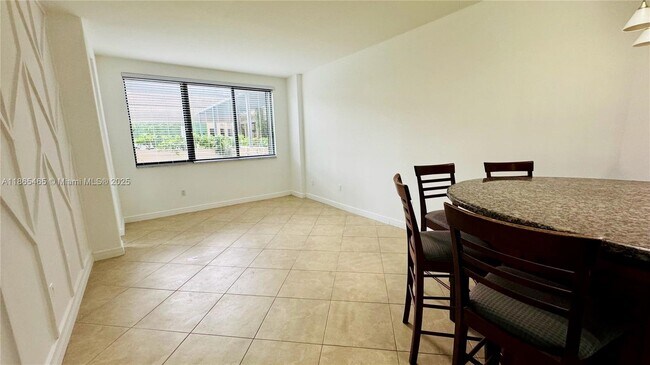 Building Photo - 540 Brickell Key Dr