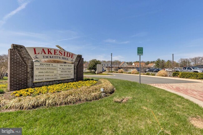 Building Photo - 2810 Cambridge Dr