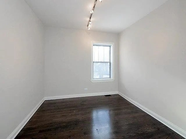 Building Photo - 1540 W Waveland Ave