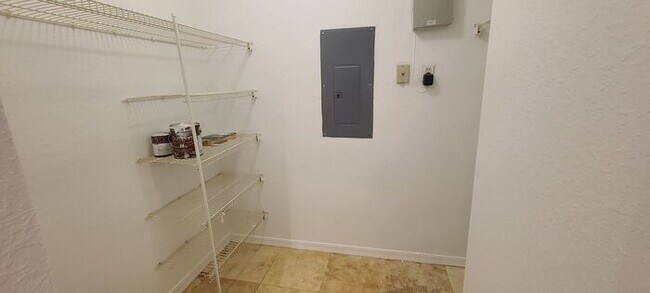 Building Photo - Spacious 2-Bed, 2-Bath Condo with Water Vi...