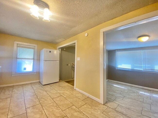 Building Photo - Adorable 1 Bed 1 Bath--Spacious with bonus room