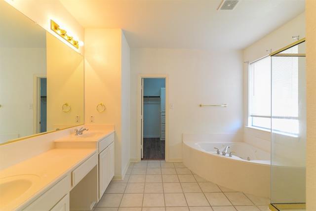 Building Photo - 9605 Pinehurst Dr