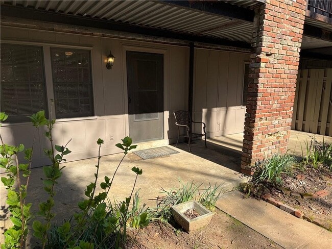 Building Photo - 3095 Colonial Way