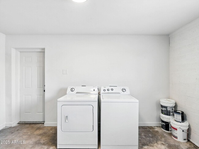 Building Photo - 2732 W Tuckey Ln