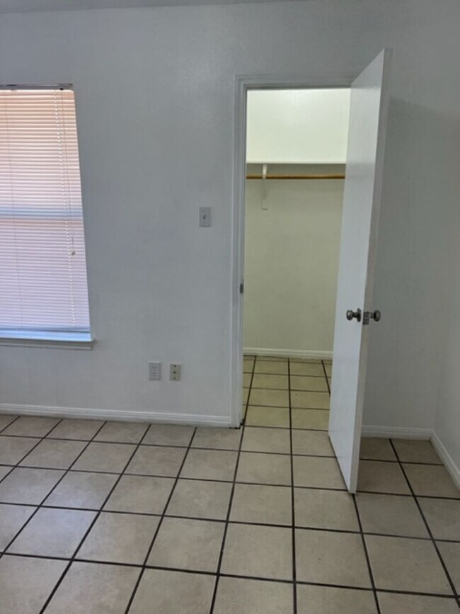 Building Photo - 669