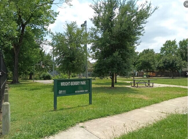 Building Photo - 925 W 23rd St