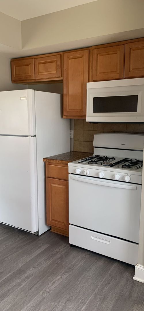 Building Photo - 2 Bedroom 1 Bathroom Single Family on Doub...