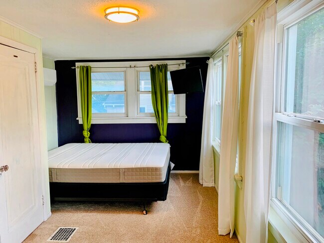 Building Photo - 5830 Holmes St