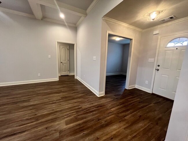 Building Photo - Charming modern 3 bedroom/ 2 bath with office