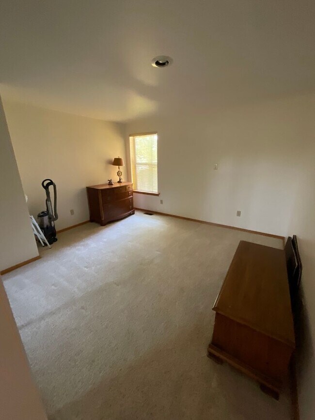 Building Photo - 11246 Airpark Ln SE