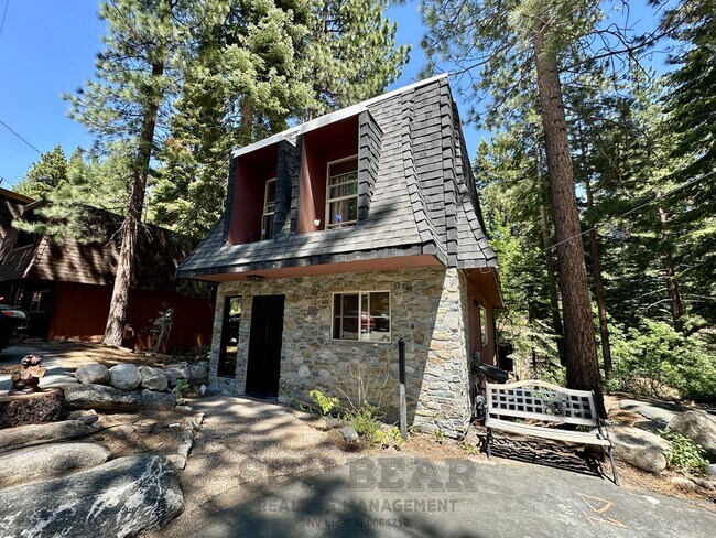 Building Photo - Beautiful Home on the Creek!