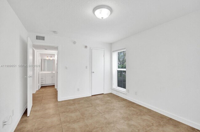 Building Photo - 949 Riverside Dr