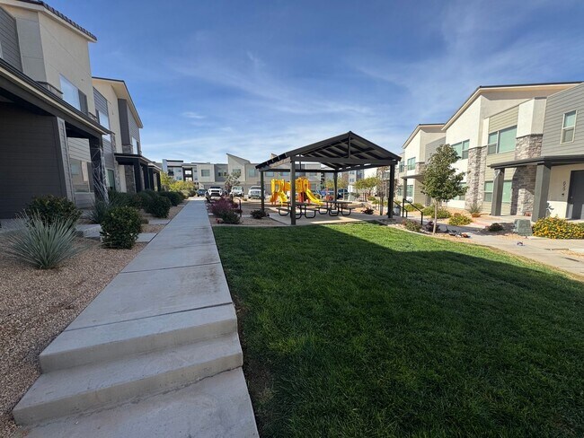 Building Photo - Desert Color Townhome!