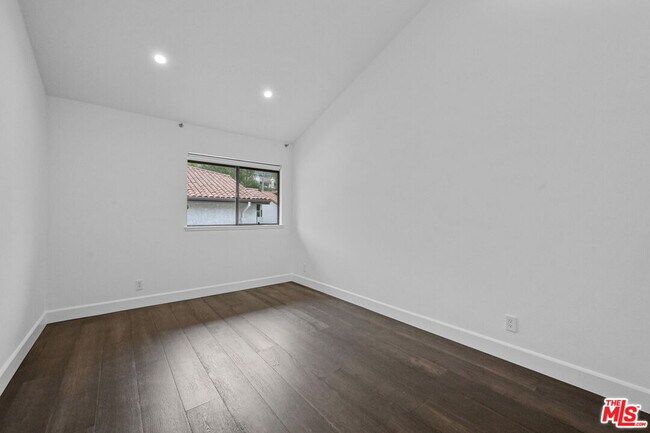 Building Photo - 1486 Palisades Dr