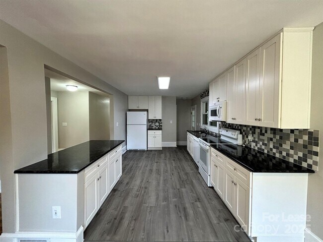 Building Photo - 2023 Robin Rd