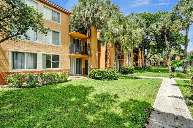 Building Photo - Updated 2 Bed, 2 Bath 1st Floor Condo with Garden Views in Lakes of Jacaranda, Plantation
