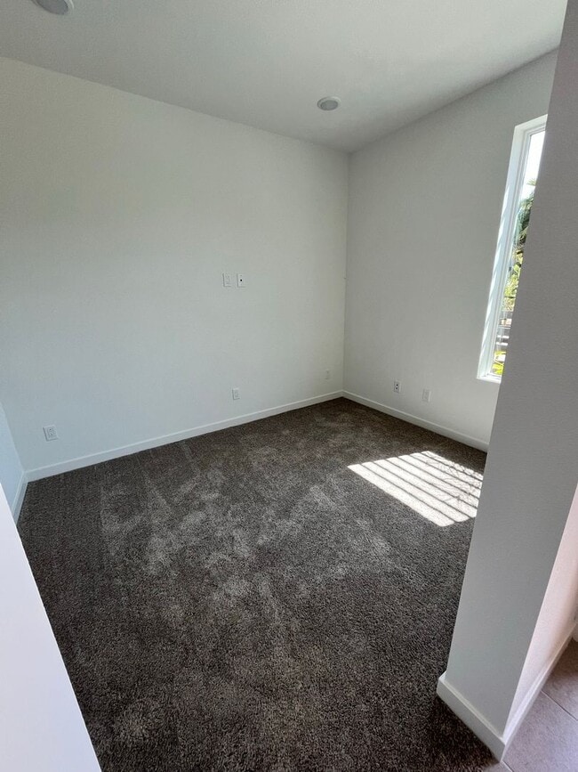 Building Photo - Charming Rooftop 3 Bed / 3 Bath Townhome Just Blocks from the Beach! Available for Pre-LEASE TODAY!