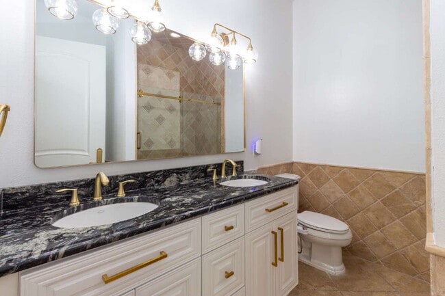 Building Photo - 4/3 Stunning Waterfront home in the heart of Clearwater Beach!