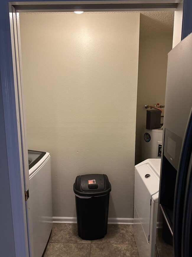 Building Photo - Beautiful 3/2 in Golf Course Community