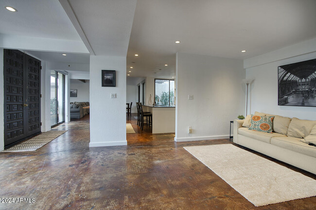 Building Photo - 7018 N Barbados Pl