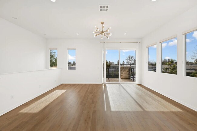 Building Photo - 370 Broadway Dr