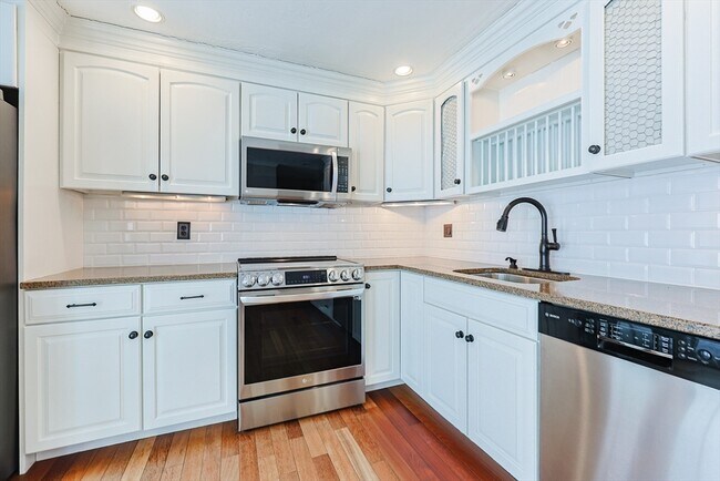 Building Photo - 835 Mt Hope St