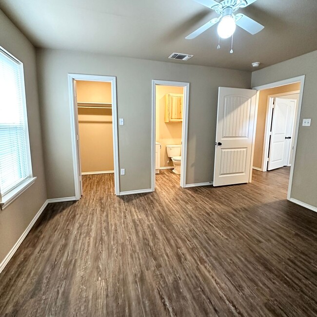 Building Photo - $99 Move In Special With 13 Month Lease!