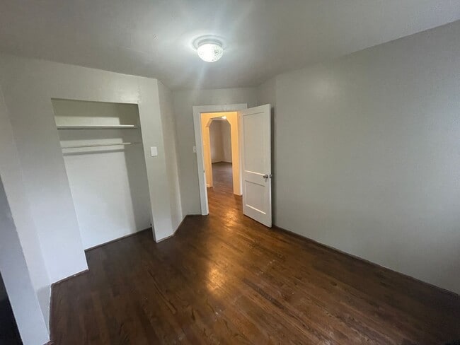 Building Photo - 3 bedroom 1 bath house available!  Freshly...