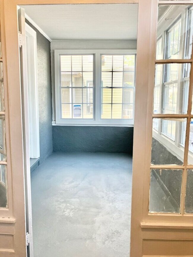 Building Photo - College Rental