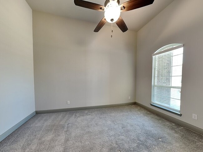 Building Photo - 614 Summer Oaks Dr