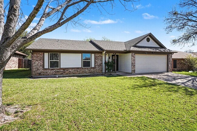 Building Photo - Move In Ready Home with Modern Updates Throughout