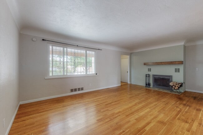 Building Photo - 612 Truman St SE