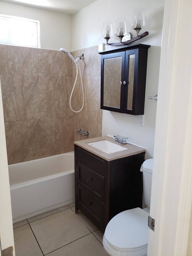 Building Photo - 1010 Wallgreen St