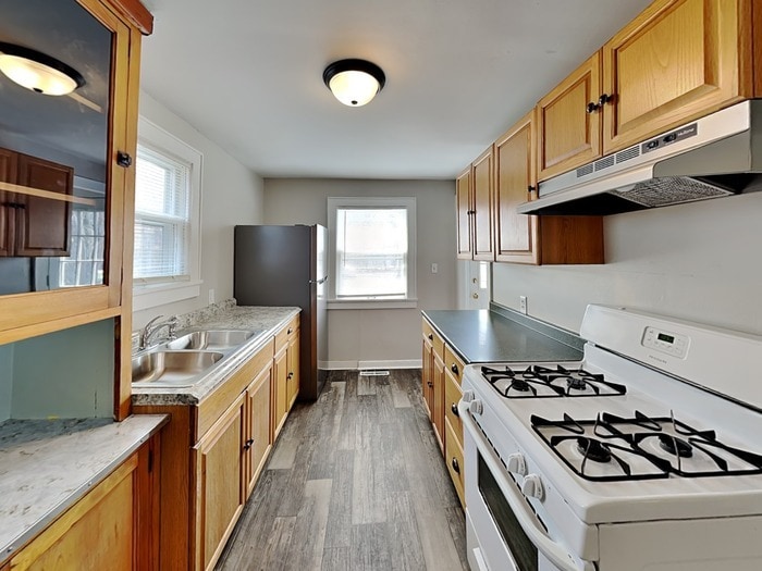 Building Photo - 2068 Reaney Ave E