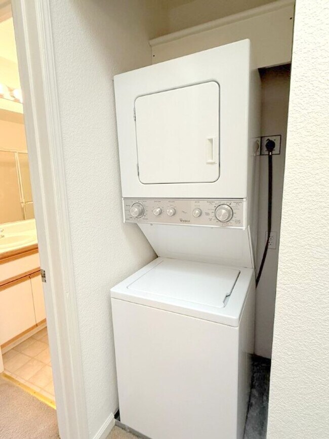 Building Photo - Fabulous Townhouse at Ashford Court - Close to BART, Downtown & Trails !
