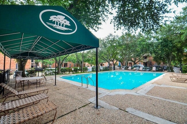 Building Photo - 2255 Braeswood Park Dr