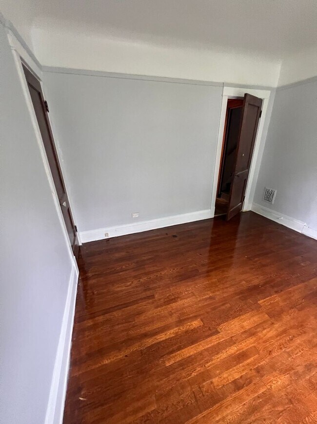 Building Photo - Fully Renovated 4 Bed Home in Cleveland He...