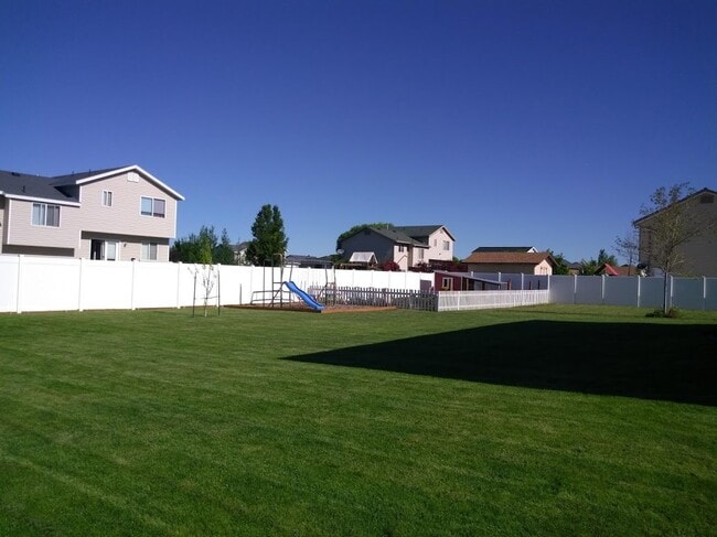 Building Photo - Move-In Ready 5-Bed with Garage, Yard & Up...