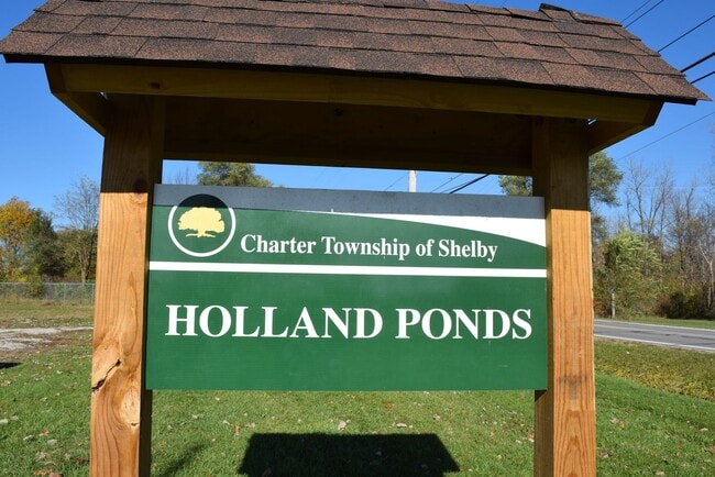 Building Photo - Shelby Twp 2-bedroom, 2-bath condo-style, private patio, 1st floor unit