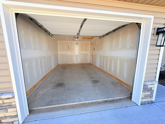 Building Photo - Single Level 3 Bed, 2 Bath, 1 Car Garage Duplex in North Kansas City