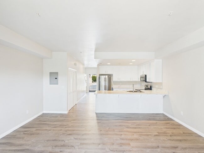 Building Photo - NEW NEW NEW remodeled -3bedroom/3bath Town...