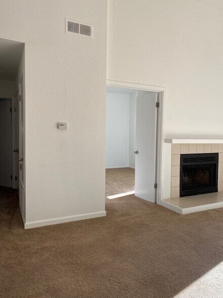 Building Photo - 1903 Woodlake Dr