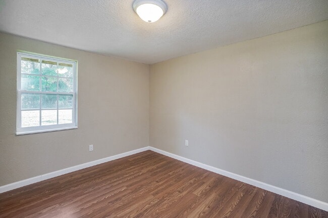 Building Photo - "Charming 3-Bed Sanctuary with Scenic Views in Floral City - 1608 Sq Ft of Comfort!"