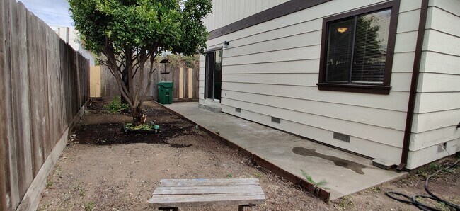 Building Photo - 5362 Bancroft Ave