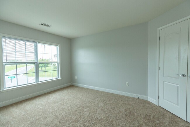 Building Photo - 5 Bed, 3.5 Bath, Single Family Home in Martinsburg, WV